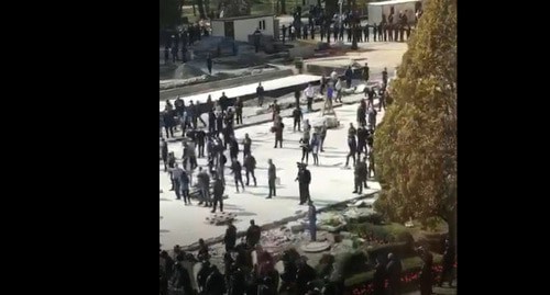 Стоп-кадр видео снятое из окна здания на площади Свободы во Владикавказе