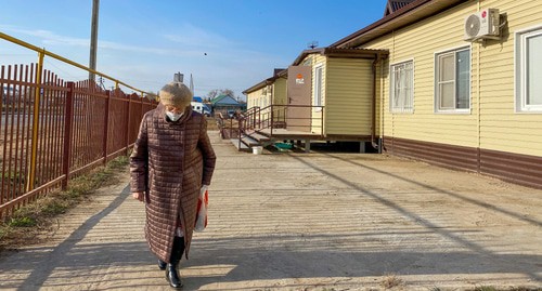 Пожилая женщина около амбулатории в Астраханской области. Фото Нина Попова https://bloknot-astrakhan.ru/news/42-medrabotnika-narimanovskoy-polikliniki-otpravle-1219971?utm_source=yxnews&utm_medium=desktop&utm_referrer=https%3A%2F%2Fyandex.ru%2Fnews Пожилая женщина около амбулатории в Астраханской области. Фото Нина Попова https://bloknot-astrakhan.ru/news/42-medrabotnika-narimanovskoy-polikliniki-otpravle-1219971?utm_source=yxnews&utm_medium=desktop&utm_referrer=https%3A%2F%2Fyandex.ru%2Fnews