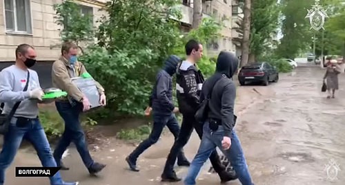 Правоохранители выводят Дениса Воронцова из дома. Кадр видео СКР "К уголовной ответственности привлечены четверо подозреваемых в реабилитации нацизма" https://www.youtube.com/watch?v=jar_tIlMtio&feature=youtu.be Правоохранители выводят Дениса Воронцова из дома. Кадр видео СКР "К уголовной ответственности привлечены четверо подозреваемых в реабилитации нацизма" https://www.youtube.com/watch?v=jar_tIlMtio&feature=youtu.be