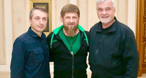 Эльхан Сулейманов (слева), Рамзан Кадыров, Владимир Уйба (справа) Фото: пресс-служба Федерального медико-биологического агентства России (ФМБА),http://fmbaros.ru/press-tsentr/novosti/detail/?ELEMENT_ID=11096 Эльхан Сулейманов (слева), Рамзан Кадыров, Владимир Уйба (справа) Фото: пресс-служба Федерального медико-биологического агентства России (ФМБА),http://fmbaros.ru/press-tsentr/novosti/detail/?ELEMENT_ID=11096