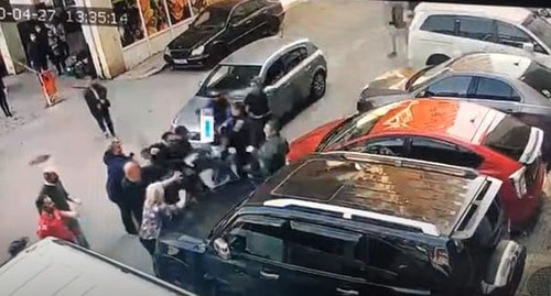 Столкновение с сотрудниками полиции. Батуми, 27 мая 2020 г. Стоп-кадр видео ttps://www.youtube.com/watch?v=v1BwzOOwIlk&feature=emb_logo Столкновение с сотрудниками полиции. Батуми, 27 мая 2020 г. Стоп-кадр видео ttps://www.youtube.com/watch?v=v1BwzOOwIlk&feature=emb_logo