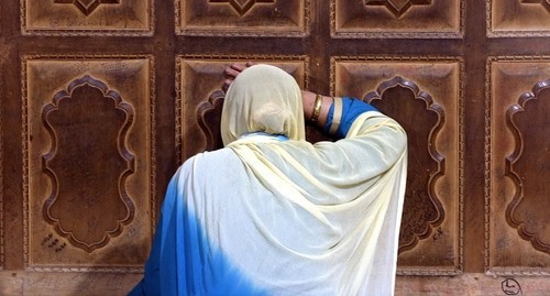 Плачущая женщина. Фото: REUTERS/Mike Blake