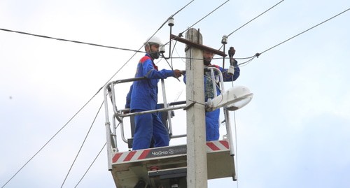 Энергетики. Фото: пресс-служба "Чеченэнерго", http://chechenergo.ru/index.php/press-tsentr/mediagalereya/urusmartanovskij-rajon-obryvy-vetrom#gallery-1 Энергетики. Фото: пресс-служба "Чеченэнерго", http://chechenergo.ru/index.php/press-tsentr/mediagalereya/urusmartanovskij-rajon-obryvy-vetrom#gallery-1