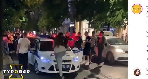 Девушка на капоте полицейской машины в Краснодаре. Кадр видео, опубликованного в Instagram-паблике "Туподар" https://www.instagram.com/p/CBIHbq-gKWu/ Девушка на капоте полицейской машины в Краснодаре. Кадр видео, опубликованного в Instagram-паблике "Туподар" https://www.instagram.com/p/CBIHbq-gKWu/