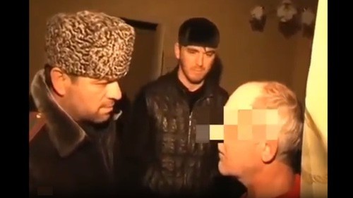 Абушайх Висмурадов (слева). Стоп-кадр видео, распространеенного в WhatsApp.