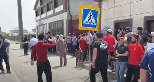 Протест против задержания жителя
Дагестана. Стоп-кадр видео https://www.youtube.com/watch?v=ELIUt38Lmmc Протест против задержания жителя
Дагестана. Стоп-кадр видео https://www.youtube.com/watch?v=ELIUt38Lmmc