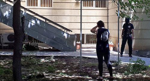 Сотрудники СНБ у дома Александра Саргсяна. Фото Sputnik / Ashot Safaryan
https://ru.armeniasputnik.am/politics/20180704/13046269/brat-byvshego-prezidenta-armenii-serzha-sargsyana-uekhal-iz-osobnyaka-gde-snb-provodila-obysk.html Сотрудники СНБ у дома Александра Саргсяна. Фото Sputnik / Ashot Safaryan
https://ru.armeniasputnik.am/politics/20180704/13046269/brat-byvshego-prezidenta-armenii-serzha-sargsyana-uekhal-iz-osobnyaka-gde-snb-provodila-obysk.html