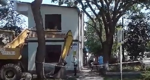 Снос муниципального дома в Анапе. Кадр видео Anapa Life https://www.youtube.com/watch?v=IDGx4PkppWU&feature=youtu.be Снос муниципального дома в Анапе. Кадр видео Anapa Life https://www.youtube.com/watch?v=IDGx4PkppWU&feature=youtu.be