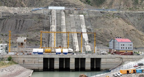 Ирганайская ГЭС. Фото Сайга20К - https://ru.wikipedia.org/wiki/Ирганайская_ГЭС#/media/Файл:Irganai_Dam_02.jpg