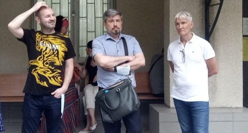 Роман Илюгин (в центре) перед вынесением приговора. Фото Валерий Люгаев для "Кавказского узла".
Роман Илюгин (в центре) перед вынесением приговора. Фото Валерий Люгаев для "Кавказского узла".