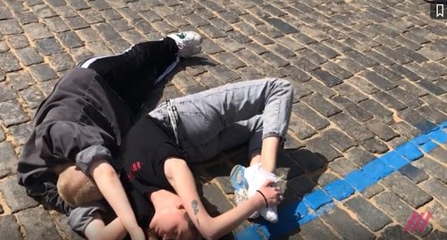 Участники акции "2036". Скриншот видео https://("Кавказский узел" может сообщить название организации по запросу).ru/news/na_krasnoj_ploschadi_aktivisty_vylozhili_telami_tsifru_2036_ih_zaderzhivajut-511648/