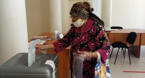 Во время голосования. КБР, Нальчик, 1 июля 2020 г. Фото Людмилы Маратовой для "Кавказского узла" Во время голосования. КБР, Нальчик, 1 июля 2020 г. Фото Людмилы Маратовой для "Кавказского узла"
