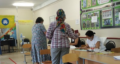 Голосование на избирательном участке №21. Элиста, 1 июля. Фото Бадмы Бюрчиева для "Кавказского узла" Голосование на избирательном участке №21. Элиста, 1 июля. Фото Бадмы Бюрчиева для "Кавказского узла"