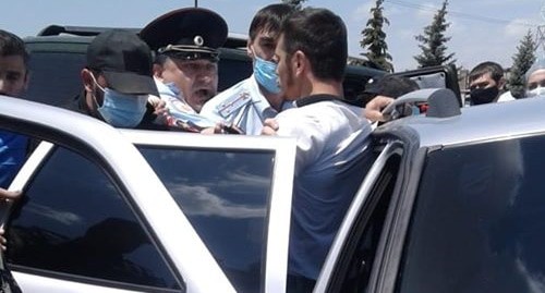 Участники акции вынужденных переселенцев общаются с сотрудниками полиции. Магас. Фото Умара Йовлоя для "Кавказского узла" Участники акции вынужденных переселенцев общаются с сотрудниками полиции. Магас. Фото Умара Йовлоя для "Кавказского узла"