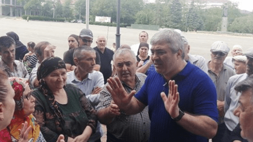 Мэр Буйнакска убеждает горожан подождать нормализации ситуации с водоснабжением. 11 июля 2020 года. Фото со страницы мэрии Буйнакска в Instagram, https://www.instagram.com/p/CCfzgtJAEjv/