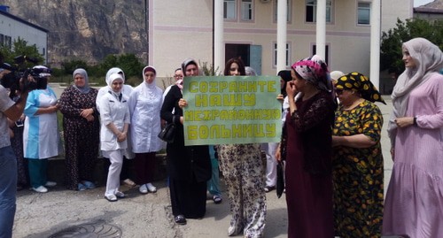 Медработники в Шамилькале на акции протеста. Фото: Мурад Мурадов для "Кавказского узла" Медработники в Шамилькале на акции протеста. Фото: Мурад Мурадов для "Кавказского узла"