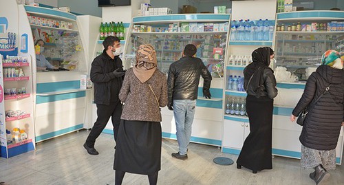 Посетители аптеки в Грозном. Фото: REUTERS/Ramzan Musaev. Посетители аптеки в Грозном. Фото: REUTERS/Ramzan Musaev.