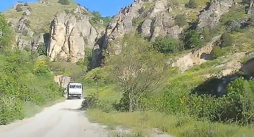 Грузовой автомобиль в Талгинском ущелье. Кадр видео https://www.youtube.com/watch?time_continue=65&v=QpkLKtVpS5E&feature=emb_logo Грузовой автомобиль в Талгинском ущелье. Кадр видео https://www.youtube.com/watch?time_continue=65&v=QpkLKtVpS5E&feature=emb_logo