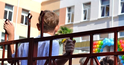 Школьник на линейке. Фото Светланы Кравченко для "Кавказского узла"