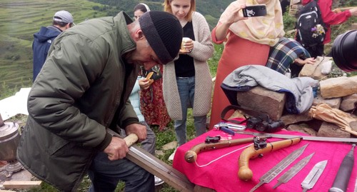 Мастер-класс по изготовлению клинка. Фото: Мурад Мурадов для "Кавказского узла" Мастер-класс по изготовлению клинка. Фото: Мурад Мурадов для "Кавказского узла"