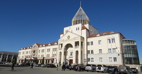 Здание парламента Нагорно-Карабахской республики. Фото Алвард Григорян для "Кавказского узла" Здание парламента Нагорно-Карабахской республики. Фото Алвард Григорян для "Кавказского узла"