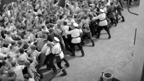 Кадр из фильма Андрея Кончаловского "Дорогие товарищи", https://youtu.be/uS2LpVmPYRo