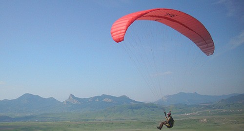 Парапланерист. Фото: Дмитрий Шипуля https://ru.wikipedia.org/