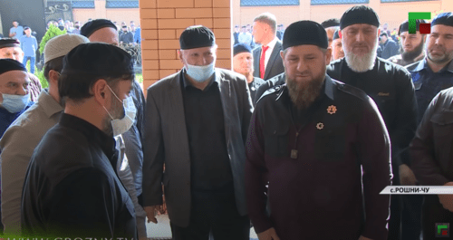 Рамзан Кадыров на тезете по депутату Госдумы Вахе Агаеву. Скриншот видео https://youtu.be/r2nYJ31nZmE. Рамзан Кадыров на тезете по депутату Госдумы Вахе Агаеву. Скриншот видео https://youtu.be/r2nYJ31nZmE.