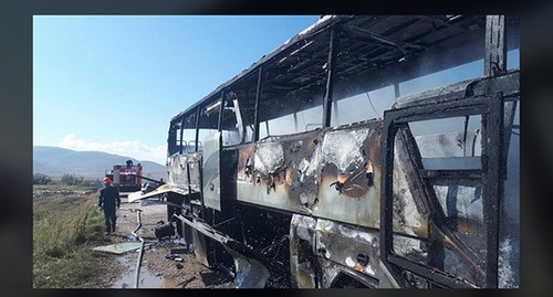 Обстрелянный гражданский автобус в городе Варденис. Скриншот https://www.facebook.com/gnelsanosyan7/posts/2759788650927750