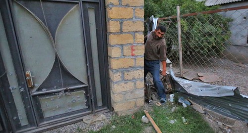 Следы от обстрелов на двери дома в азербайджанской деревне. Фото Азиза Каримова для "Кавказского узла"