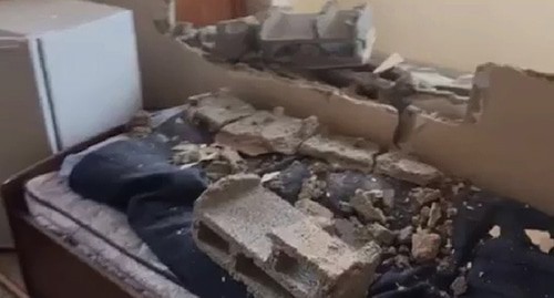Разрушенная стена дома в результате обстрела Степанакерта. Стоп-кадр видео "Кавказского узла"