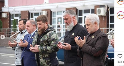 Рамзан Кадыров (в центре) во время торжественного открытия улиц Индустриальной и Назарбаева после масштабных работ по расширению проезжей части. Скриншот https://www.instagram.com/p/CF-FEDQp5BF/ Рамзан Кадыров (в центре) во время торжественного открытия улиц Индустриальной и Назарбаева после масштабных работ по расширению проезжей части. Скриншот https://www.instagram.com/p/CF-FEDQp5BF/