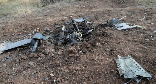 Останки беспилотного летательного аппарата  на окраине Степанакерта во время военного конфликта d Нагорноv Карабахе,  11 октября 2020 года. Фото:  REUTERS/Stringer