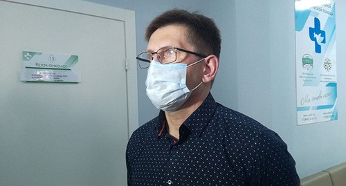 Получивший прививку врач Роман Дронов. Фото Татьяны Филимоновой для "Кавказского узла" Получивший прививку врач Роман Дронов. Фото Татьяны Филимоновой для "Кавказского узла"