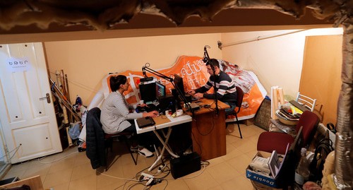 Радиожурналисты местного Общественного радио работают в своей студии, расположенной в подвале   в Степанакерте. Фото  REUTERS/Stringer