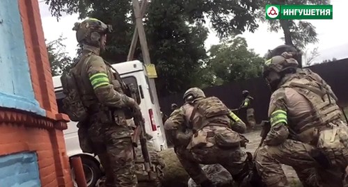 Сотрудники ФСБ во время КТО в селе Троицком, 23 августа 2020 года. Стоп-кадр видео https://www.youtube.com/watch?v=ndvrwMziLrg&feature=youtu.be Сотрудники ФСБ во время КТО в селе Троицком, 23 августа 2020 года. Стоп-кадр видео https://www.youtube.com/watch?v=ndvrwMziLrg&feature=youtu.be