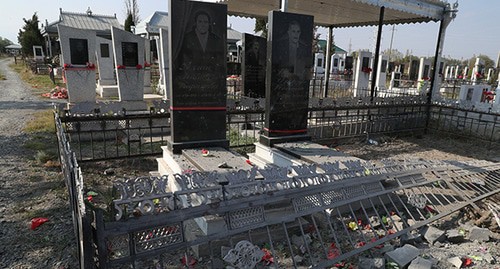 Разрушенные взрывом надгробья на кладбище в Тертерском районе. 15 октября 2020 г. Фото Азиза Каримова для "Кавказского узла".