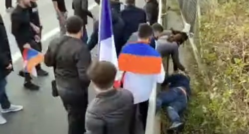 Пострадавший участник акции в поддержку Карабаха во Франции 28.10.20. Кадр видео Sputnik Армения https://www.youtube.com/watch?v=A0U2E-MelG0&feature=youtu.be Пострадавший участник акции в поддержку Карабаха во Франции 28.10.20. Кадр видео Sputnik Армения https://www.youtube.com/watch?v=A0U2E-MelG0&feature=youtu.be