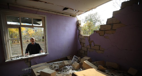 Мужчина у окна своего полуразрушенного дома в Тертере. 2 ноябя 2020 г. Фото Азиза Каримова для "Кавказского узла"