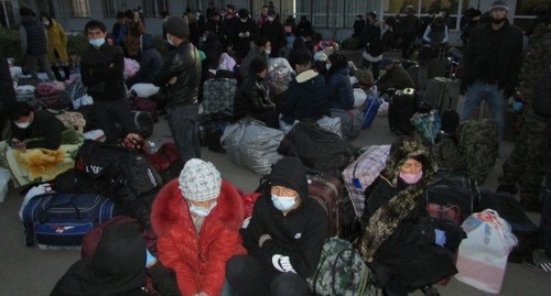 Узбекские мигранты в ожидании поезда в Волжском 4 ноября 2020 года. Фото Вячеслава Ященко для «Кавказского узла»