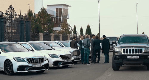 Автомобили свадебного кортежа в Ингушетии. Кадр видео "Шикарная ингушская свадьба 2020" / YouTube Автомобили свадебного кортежа в Ингушетии. Кадр видео "Шикарная ингушская свадьба 2020" / YouTube