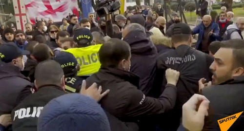 Стычка протестующих с полицейскими. Батуми, 13 декабря 2020 года. Кадр видео "Sputnik Грузия" https://www.youtube.com/watch?v=XW3Phkw6Mis&feature=emb_title