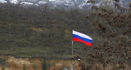 Российский флаг на территории Нагорного Карабаха .  Фото Давида Симоняна  для "Кавказского узла"