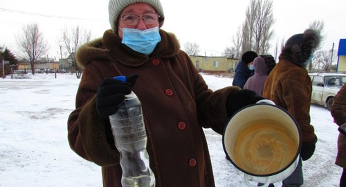 Жительница Красного Пахаря демонстрирует последствия использования мертвой воды Фото Вячеслава Ященко для "Кавказского узла" Жительница Красного Пахаря демонстрирует последствия использования мертвой воды Фото Вячеслава Ященко для "Кавказского узла"