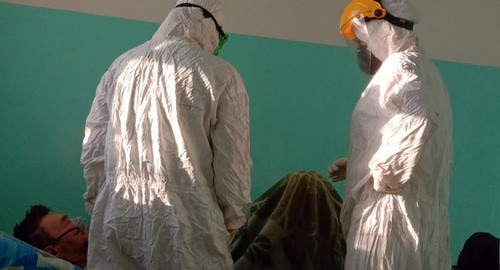 Работа медперсонала с ковид-пациентом в палате госпиталя. Фото Вячеслава Ященко для "Кавказского узла"
