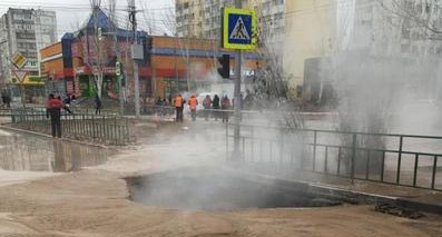 Провал на месте прорыва трубы в Волжском 3 января 2021 года. Фото: пресс-служба администрации Волжского http://www.admvol.ru/ Провал на месте прорыва трубы в Волжском 3 января 2021 года. Фото: пресс-служба администрации Волжского http://www.admvol.ru/