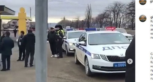 Сотрудники ГИБДД на трассе. Скриншот публикации на странице УГИБДД по Кабардино-Балкарии в Instagram https://www.instagram.com/p/CKG0IiPLA9q/ Сотрудники ГИБДД на трассе. Скриншот публикации на странице УГИБДД по Кабардино-Балкарии в Instagram https://www.instagram.com/p/CKG0IiPLA9q/