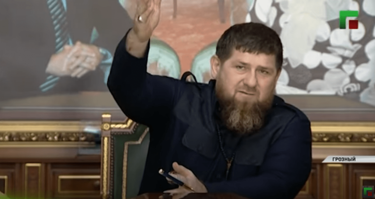 Стоп-кадр видео заседания, на котором Кадыров раскритиковал Джумаева, https://youtu.be/AEmgoWD7quc