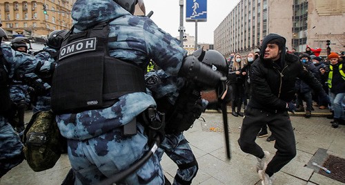 Саид-Мухаммад Джумаев (справа) во время акции в поддержку Навального. Москва, 23 января 2021 года. Фото: Максим Шеметов / Reuters
