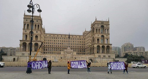 Акция против домашнего насилия возле дома правительства в Баку. 4 февраля 2021 г. Фото: Ульвия Али